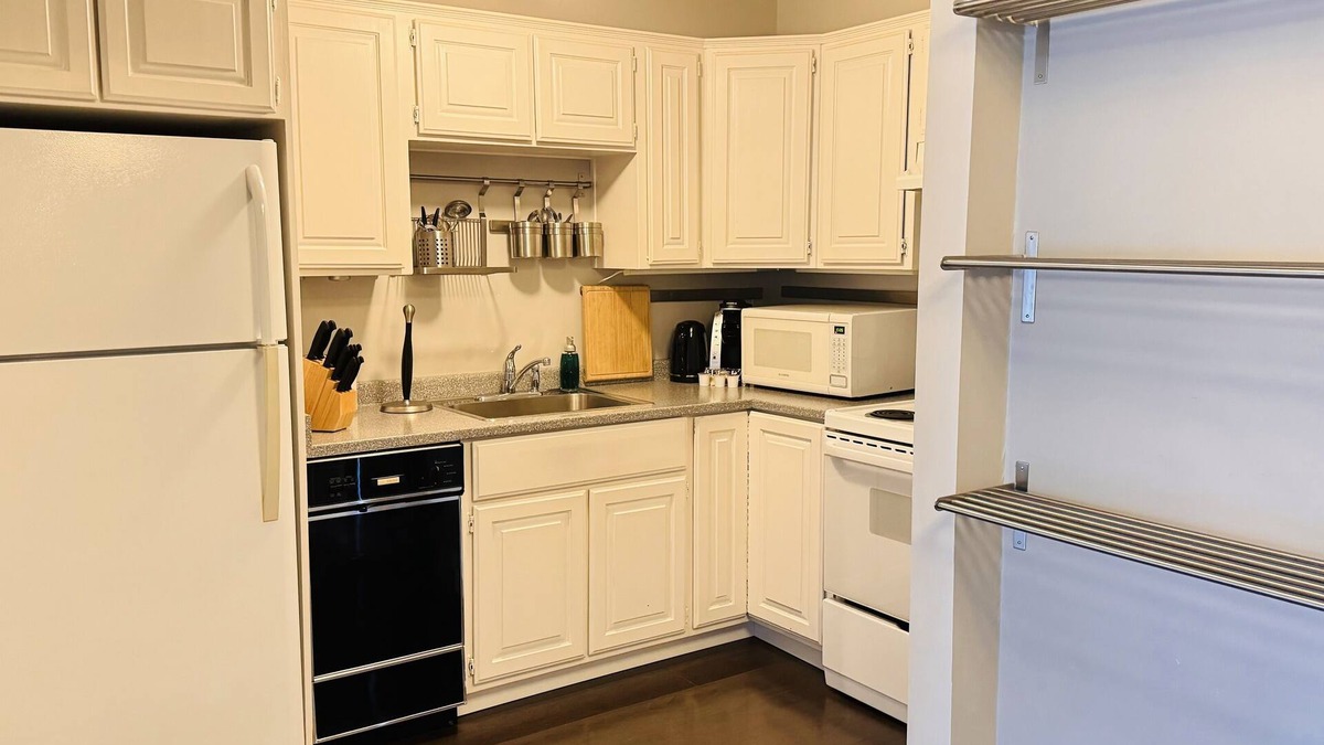Fairview Condo | Modern & Bright West Broadway & Oak 1 Bedroom Unit