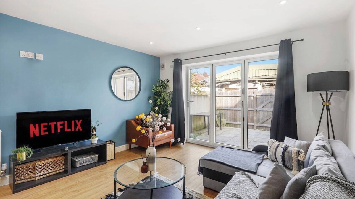 Staple Hill Apartment | Modern Bristol Abode - Parking and Garden