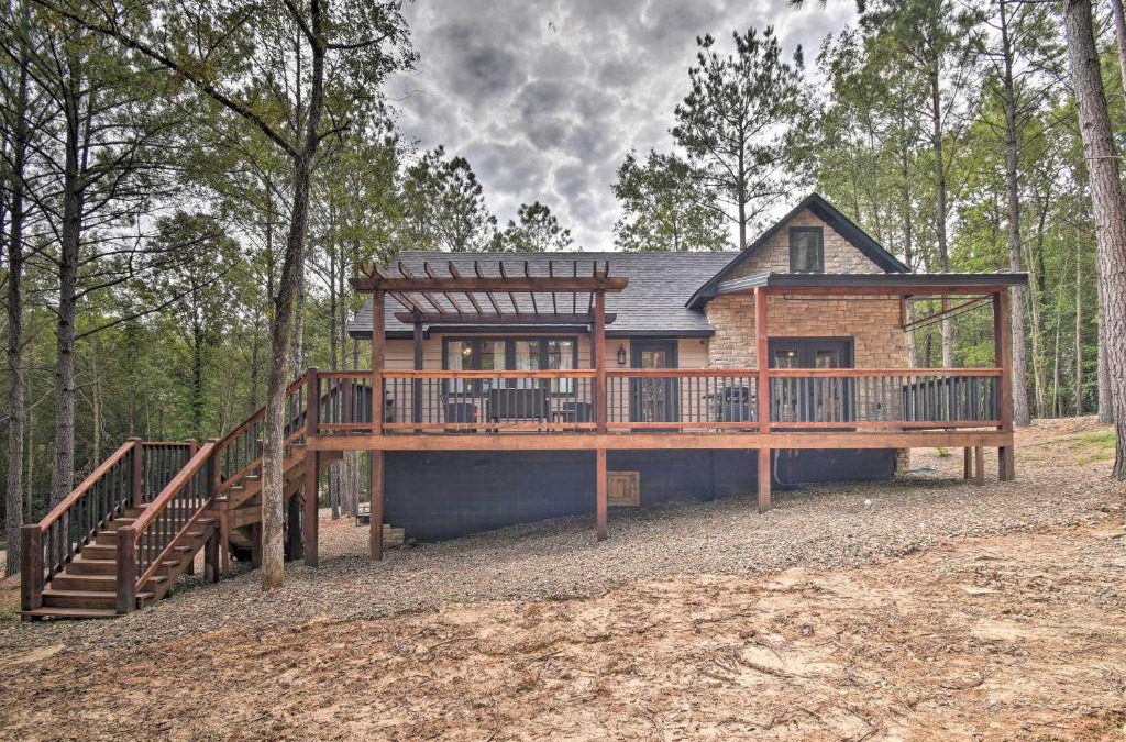 Broken Bow House | Modern Broken Bow Cabin Large Deck, BBQ and Pergola