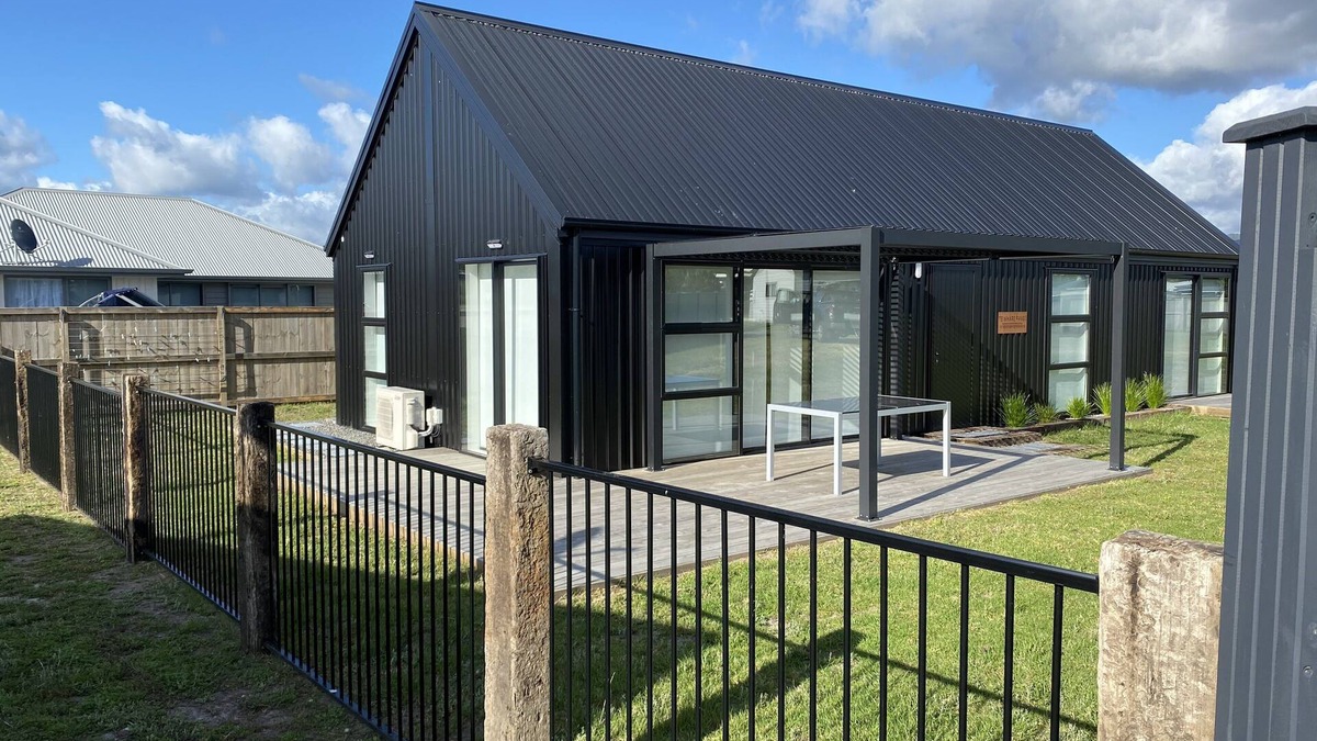 Matarangi House | Modern built - industrial barn