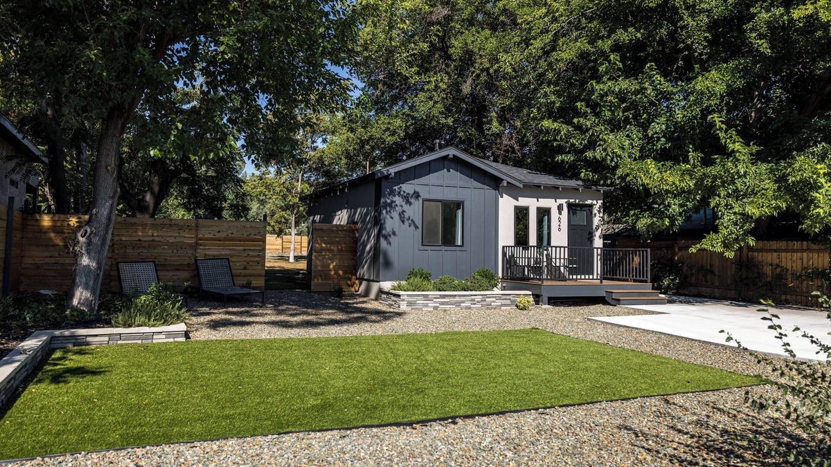 Cottonwood House | Modern Bungalow 2BR 1Bath, Putting Green, Walking Distance to DT