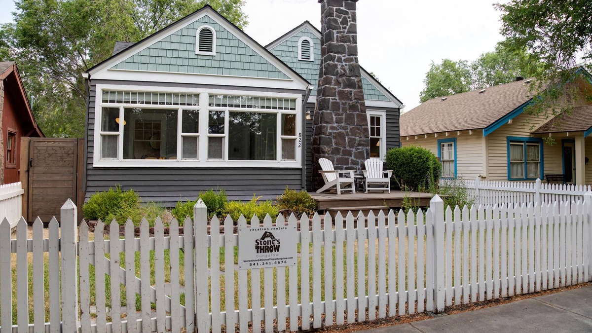 Old Bend House | Modern bungalow charm! Steps to downtown & the surf wave, salt water hot tub!