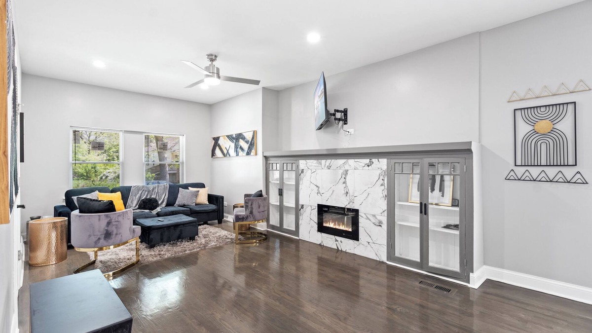 South Chicago House | Modern Bungalow near the beach! 20 minutes to downtown!