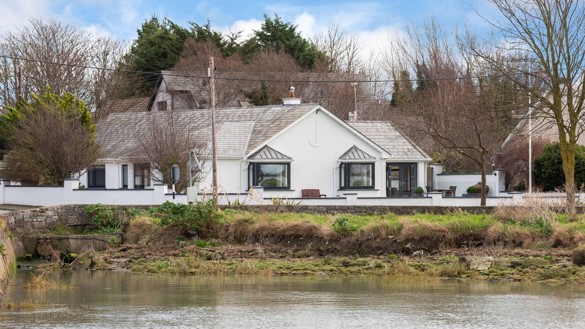 Rush House | Modern bungalow on the water, near airport and Dublin.
