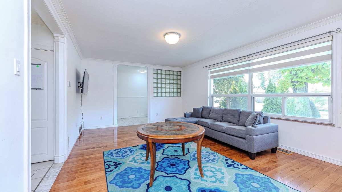 Northeast Mississauga House | Modern Bungalow Retreat + Free Parking