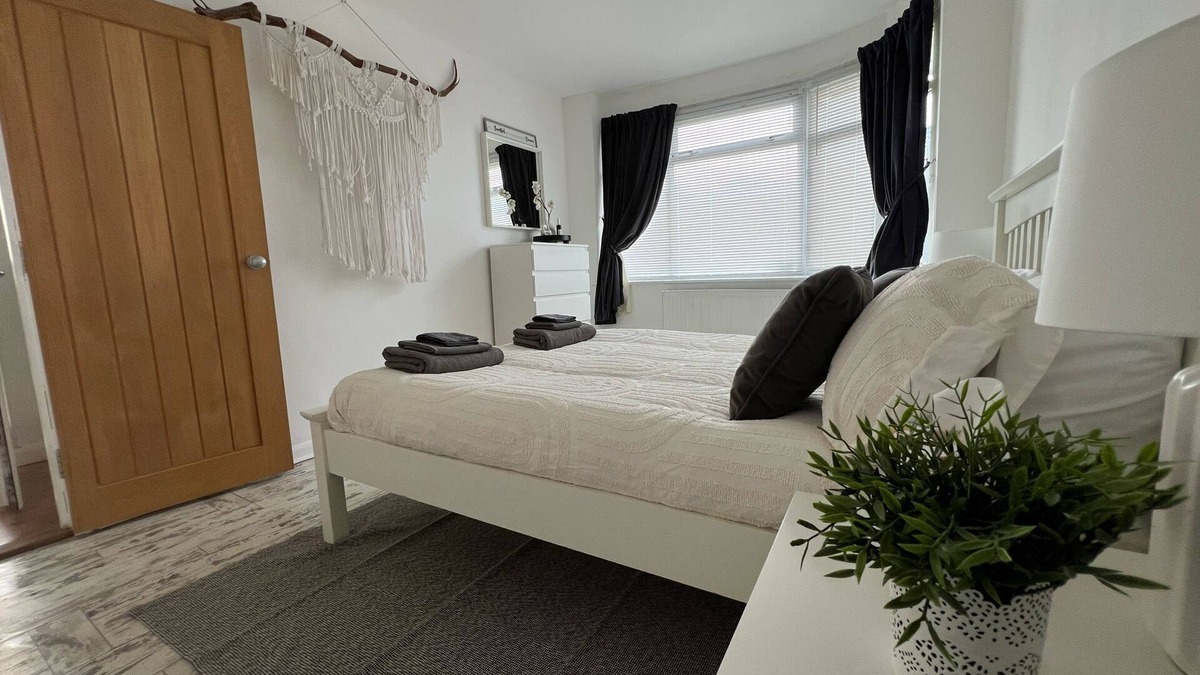 Southampton House | modern Bungalow with hot tub, garden, bbq & Netflix 10 min drive to city centre