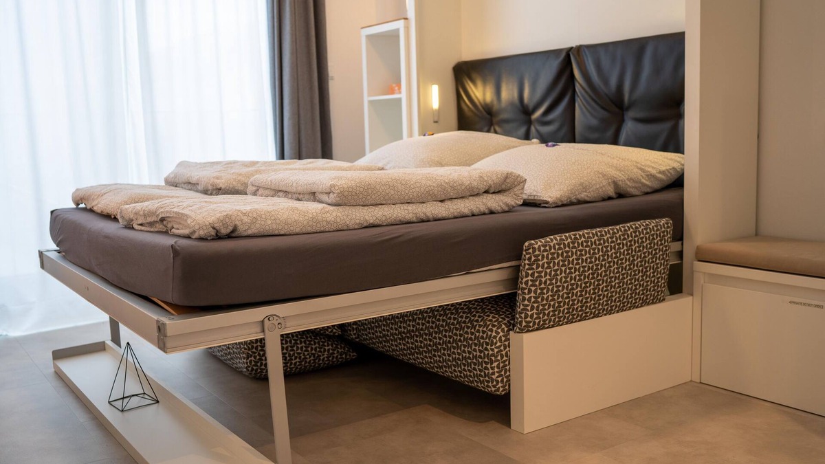 West Apartment | Modern business Apartment with gym and bike