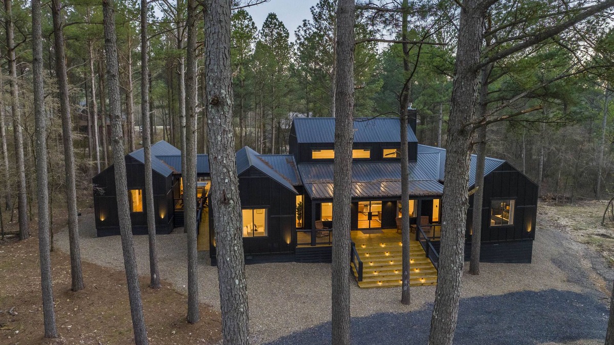 Broken Bow Cabin | Modern cabin-2 minute walk to Restaurants & Entertainment!