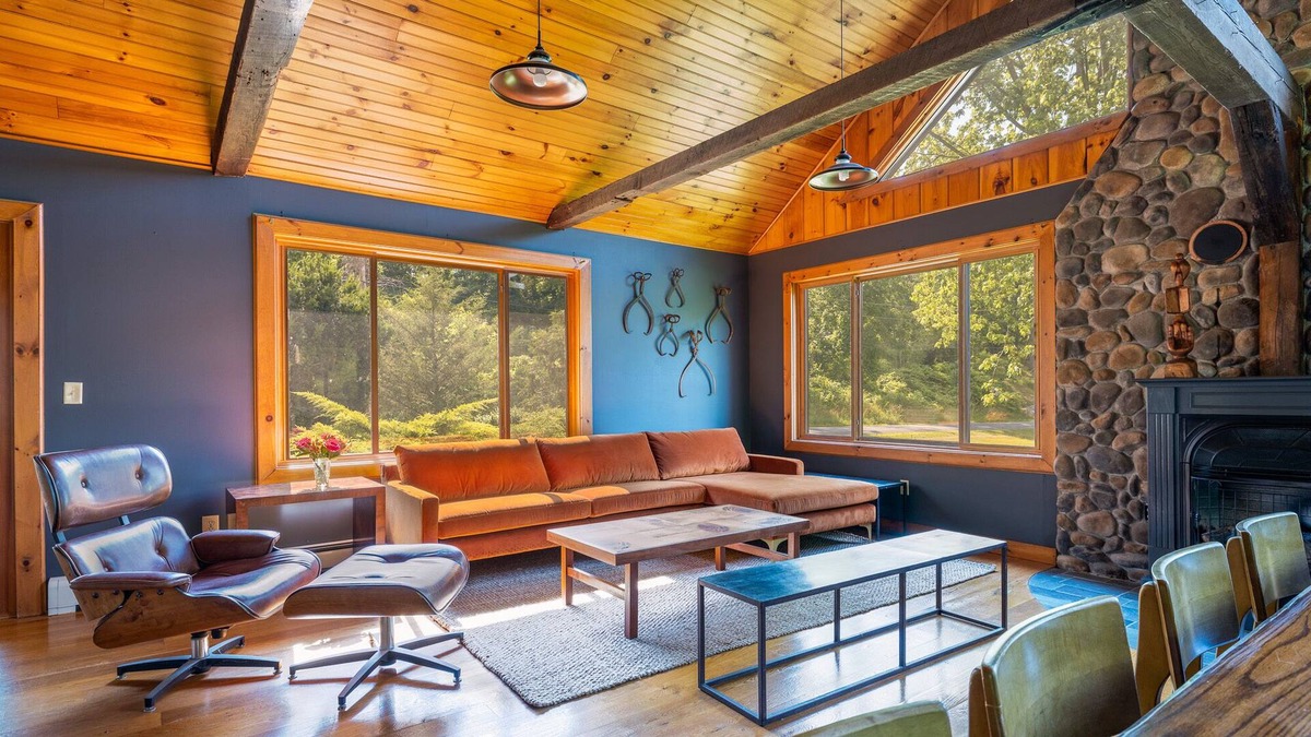 Town of Clermont Cabin | Modern Cabin/4-bedroom with Hot Tub in Germantown