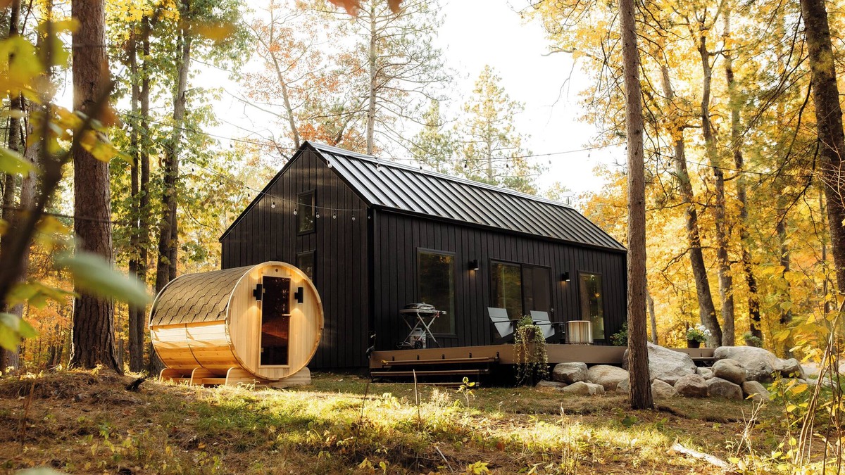 Hackensack Cabin | Modern Cabin in Forrest with Cedar Barrel Sauna