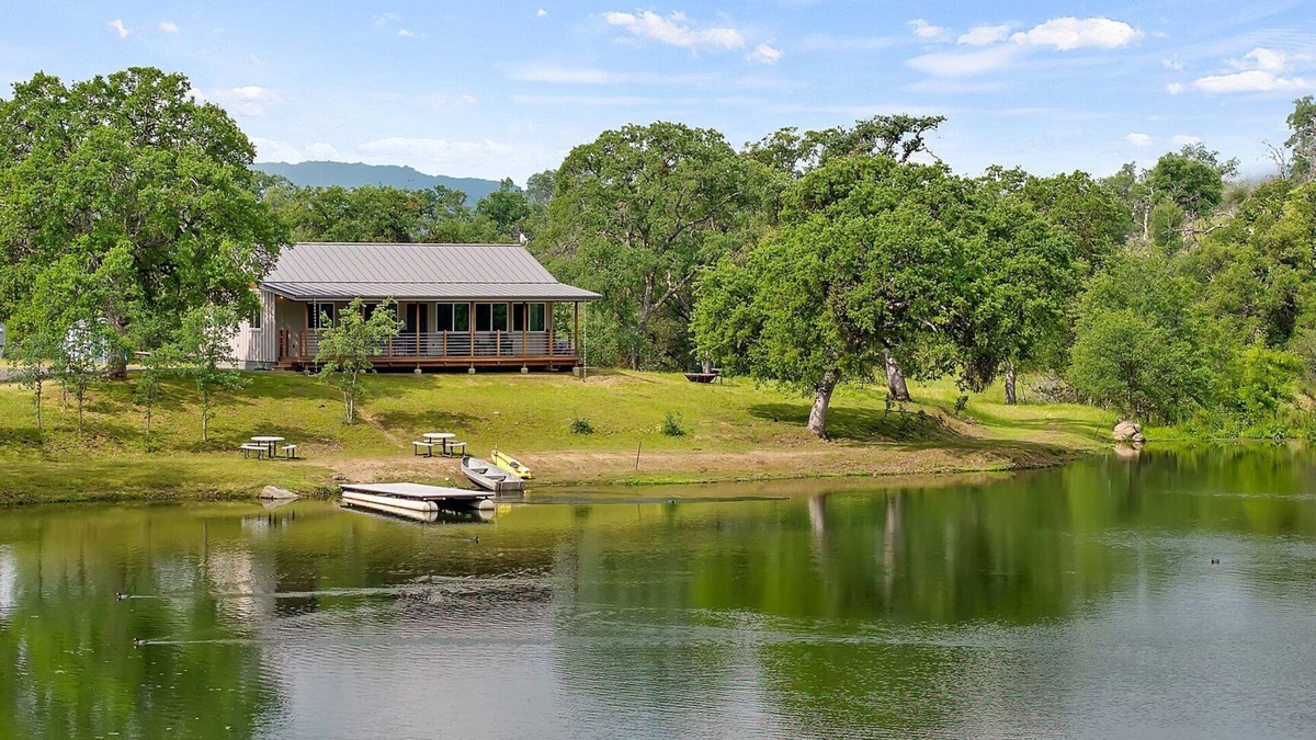 Springville House | Modern Cabin on Private Lake: Gateway to the Sequoias