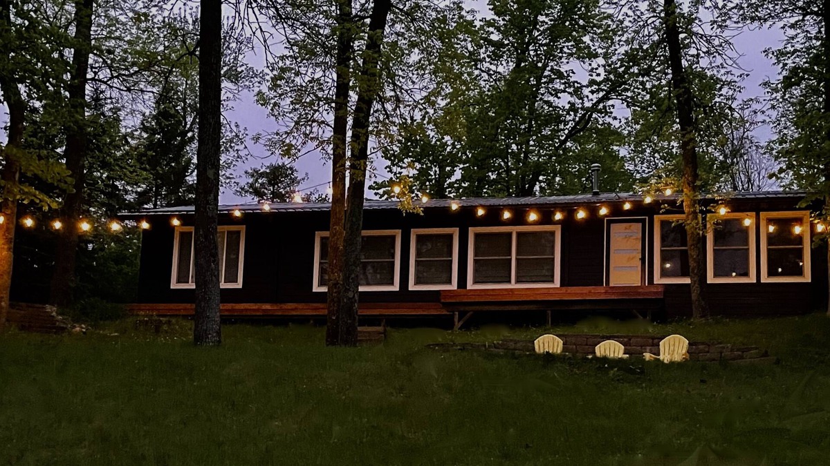 Deer River House | Modern Cabin on Stunning Deer Lake