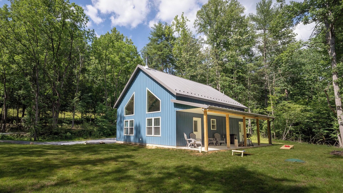 Elkton House | Modern Cabin | Porch Seating, Firepit, & Games