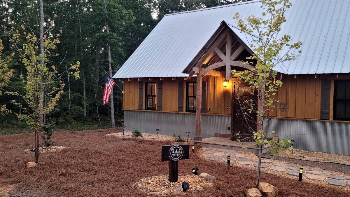 Rising Fawn Cabin | Modern Cabin w/Hot Tub, Fire Pit, Private; 2 miles to Cloudland Canyon, Hiking, McLemore Golf