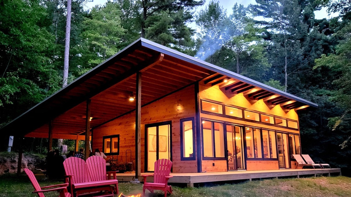 Hayward Cabin | Modern Cabin with Classic Northwoods Experience.Close to Trails