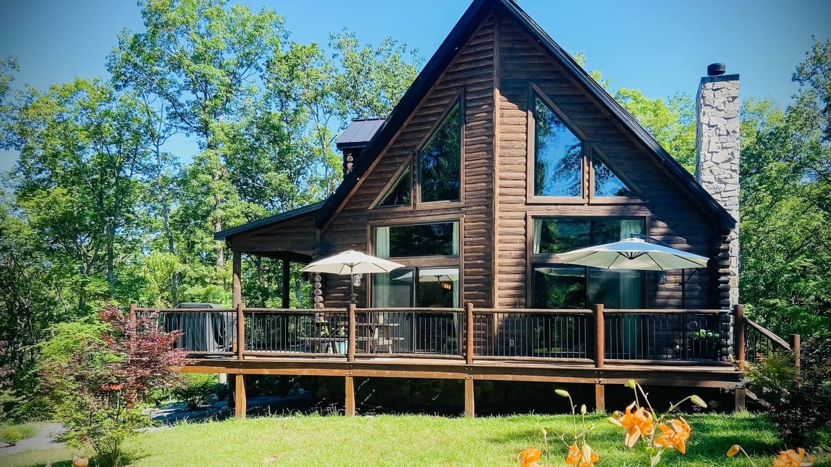 Gore Cabin | Modern cabin with fire pit, private hot tub, mountain views + dog friendly