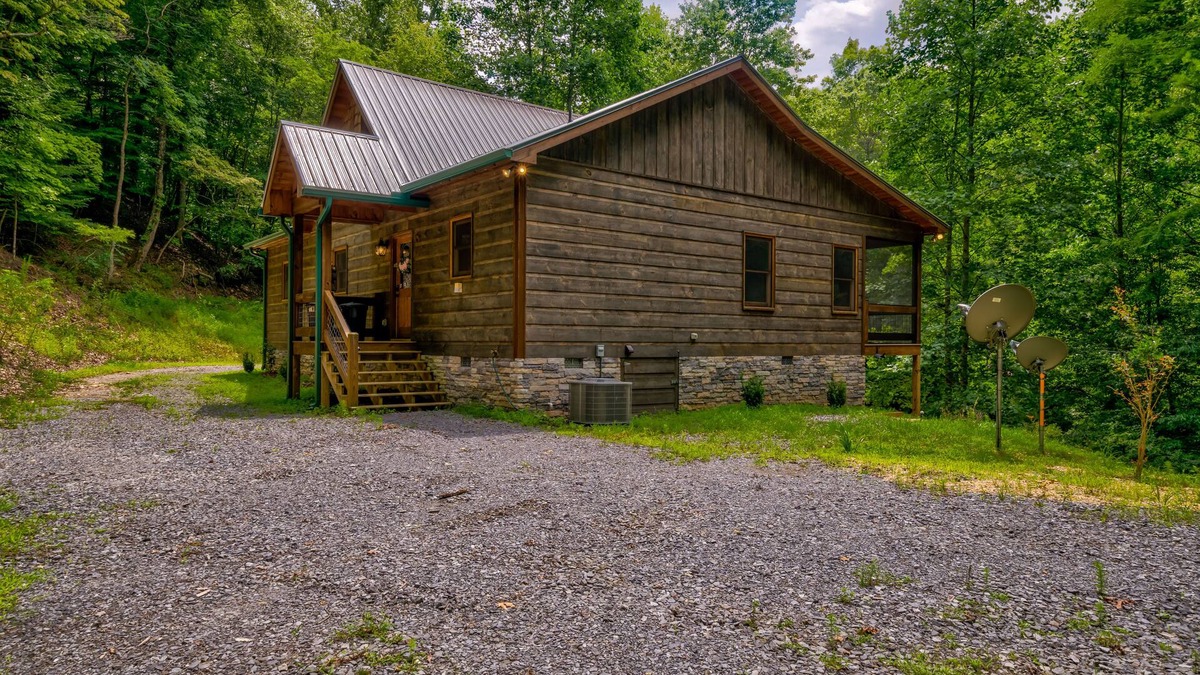 Morganton Cabin | Modern cabin with private hot tub, screened deck, gas fireplace, & central AC
