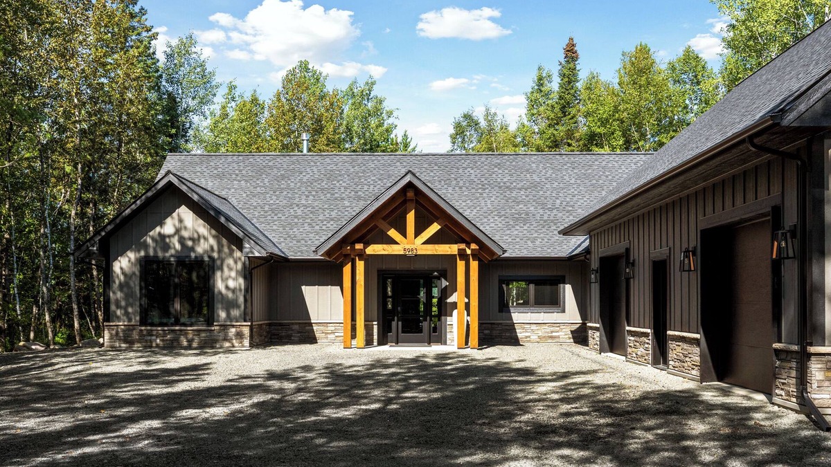 Embarrass Cabin | Modern cabin with stunning views of Wynne Lake!
