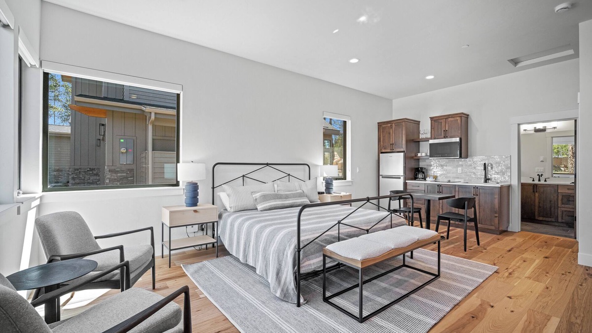 Sunriver Cabin | Modern Caldera Home with A/C, Hot Tub & Outdoor Patio