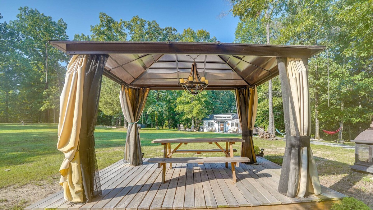 Camden Apartment | Modern Camden Villa w/ Deck, Near Tennessee River