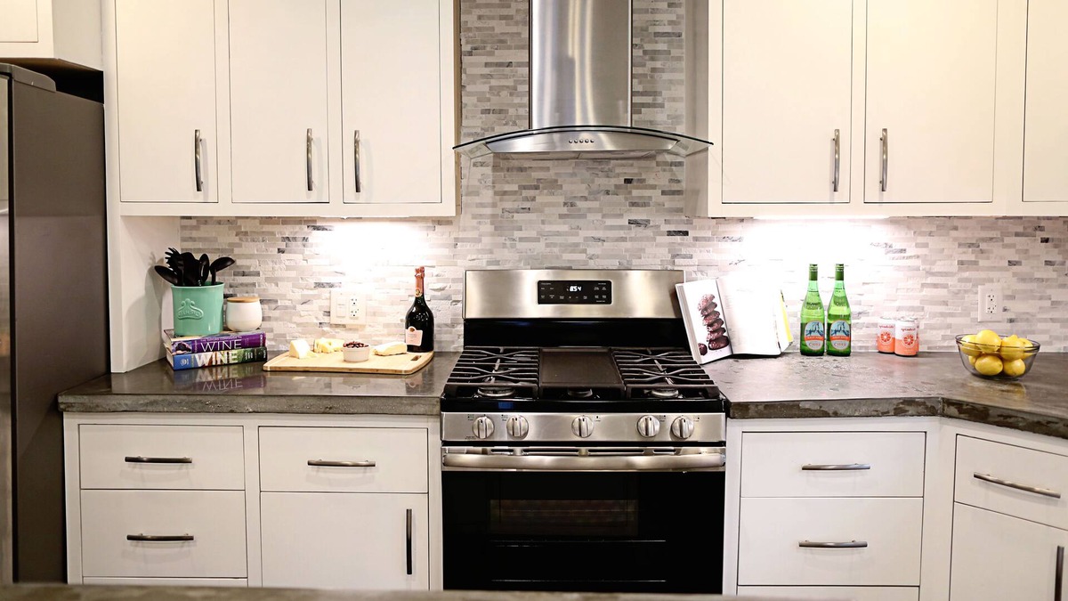 Poughkeepsie House | Modern cape near walkway
