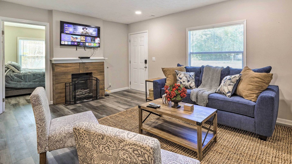 Carrollton House | Modern Carrollton Home w/ Deck - Pets Welcome