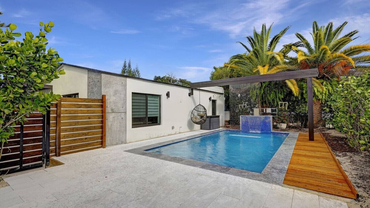 Coral Way Villa | Modern Casa Alegre 2bed/2bath with Pool
