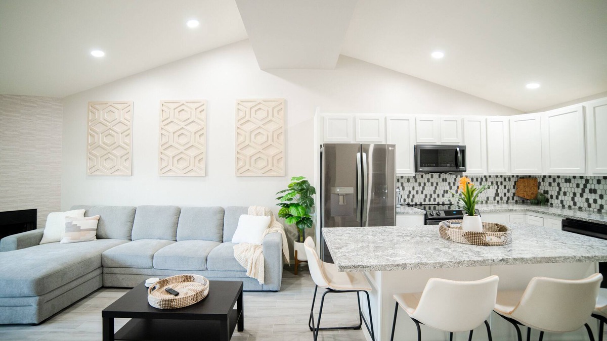 Grant - Glenn Condo | Modern Central Gem near UofA, UMC, TMC, downtown: 2 King Beds & Chef's Kitchen