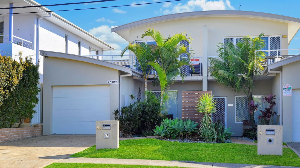 Crescent Head House | Modern & Centrally Located With Free Wi-Fi