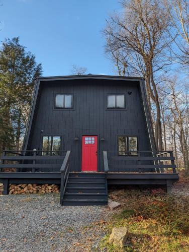 Tobyhanna Ski Chalet | Modern chalet for 8 people with Fireplace, Hot Tub and nearby Skiing