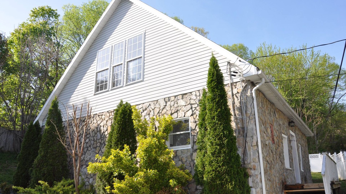 Knoxville Apartment | Modern Chalet near Historic Harpers Ferry!