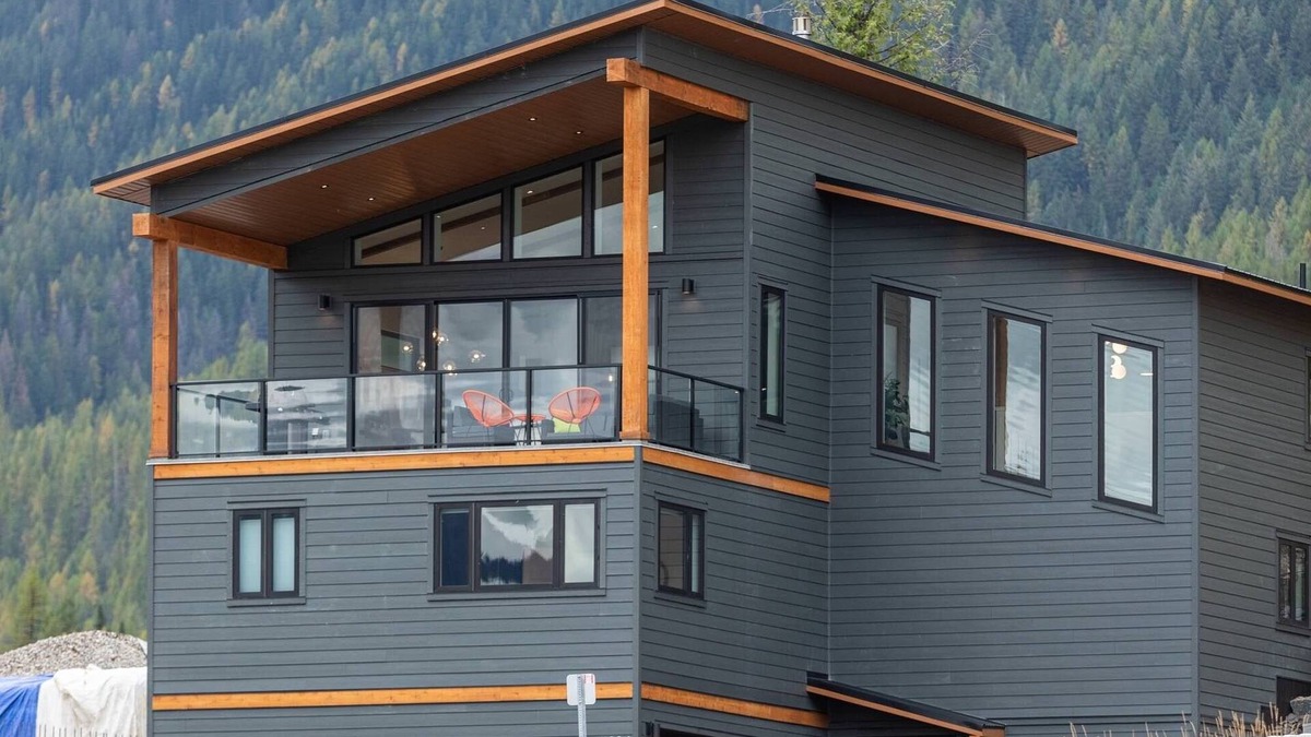 East Kootenay House | Modern chalet: ski in/out ideal location 10 beds