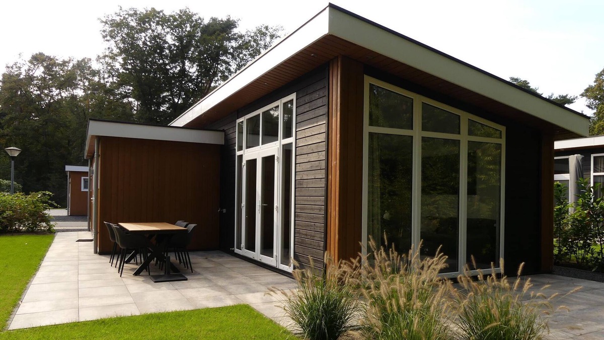 Oldebroek Ski Chalet | Modern chalet with beautiful garden, located in a holiday park by the forest