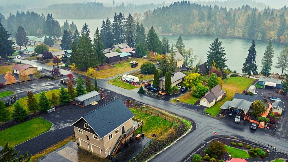 Mayfield House | Modern Chalet with Lake Views in Marina Area