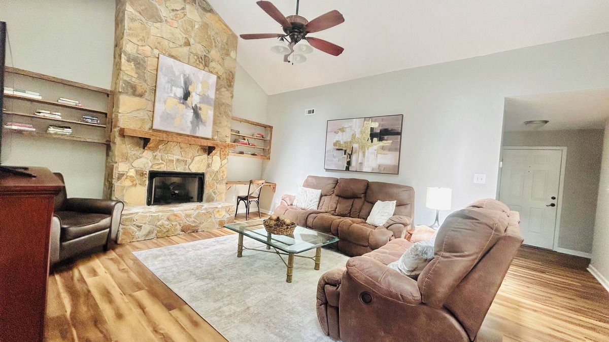Ashley Oaks Condo | Modern Charm: 2 bedroom condo- Sleeps 6-in West Knoxville with WiFi, AC