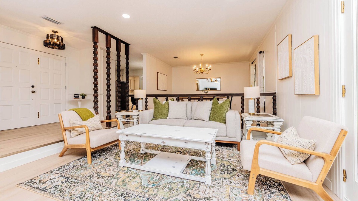 Perry House | Modern Charm at The Jade House, Fenced Yard, Fast Wifi
