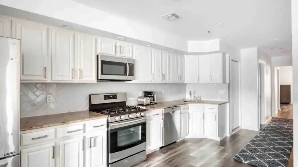 Weehawken Apartment | Modern Charming 3-bedroom apartment 15 mins to NYC!