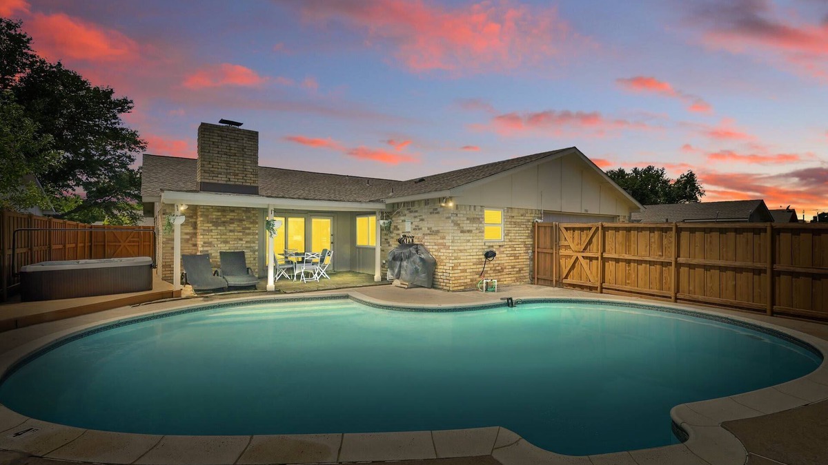 Northeast Carrollton House | Modern & Chic 4-BD/2-BA | Pool, Hot Tub, BBQ Grill