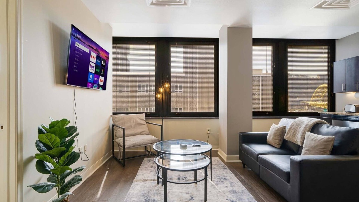 Downtown Pittsburgh Apartment | Modern Chic | Prime Location 6th Floor | 24/7 Gym Terrace Roku WiFi