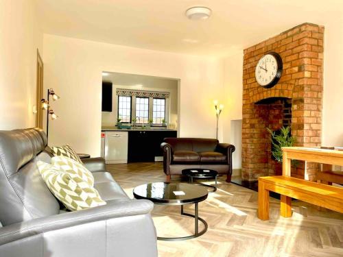 Lower Wick House | Modern city 3 bedroom bungalow