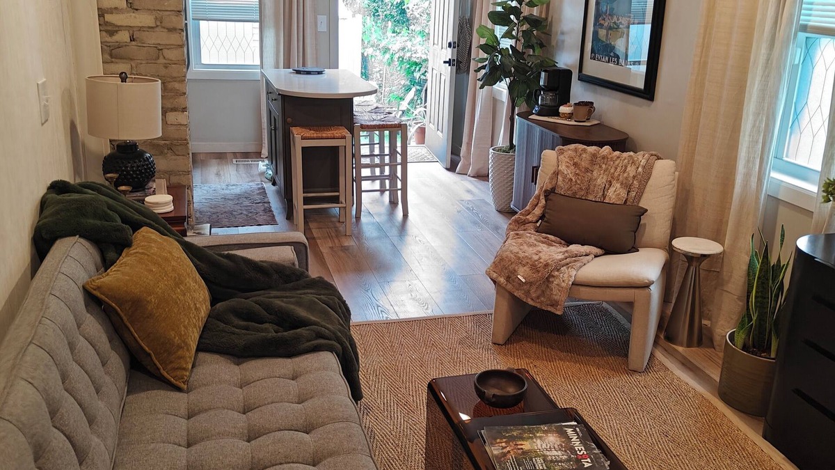 Payne - Phalen House | Modern City Home, WI-FI, Privacy, 1-mile downtown St Paul