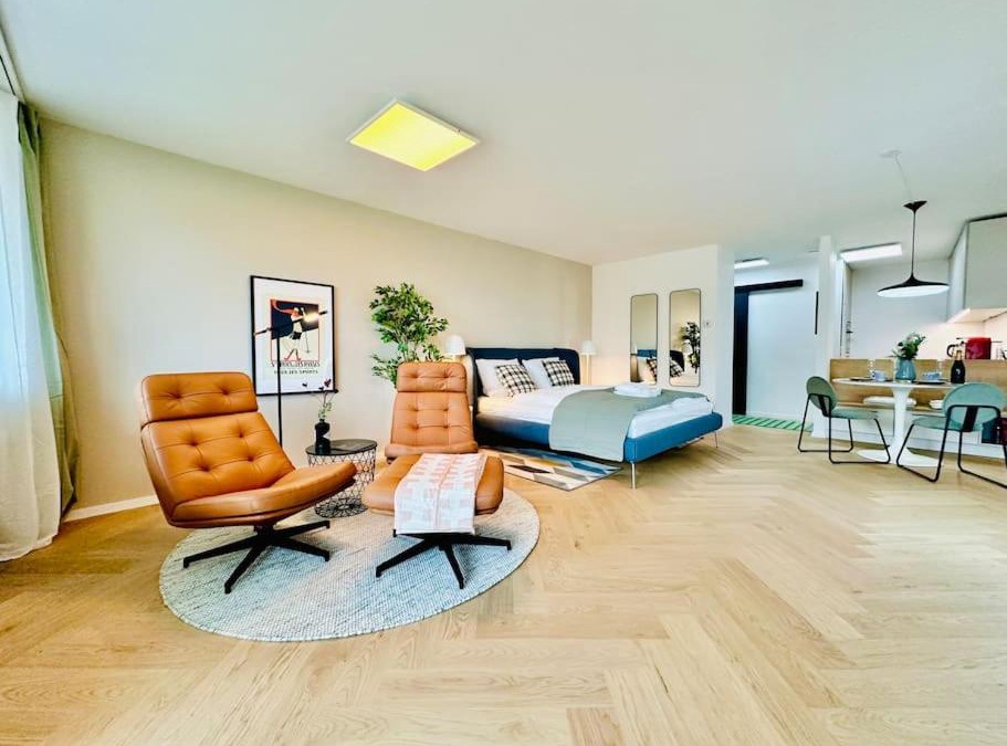 Oerlikon Apartment | Modern City Studio with Balcony
