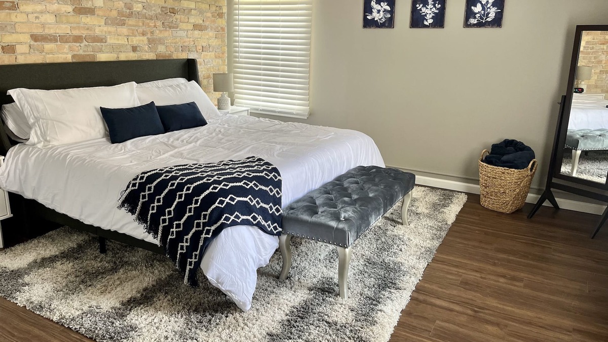 Bay City Apartment | Modern clean 1 BR apartment near River in Historic District restaurants/bars