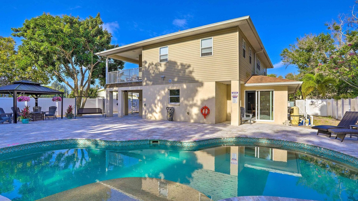 Clearwater House | Modern Clearwater Home w/Deck: 9 Mi to Beach
