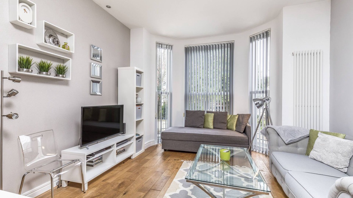 Southsea Apartment | Modern, Close to beach, shops and restaurants, free wi fi, Sleeps 5,