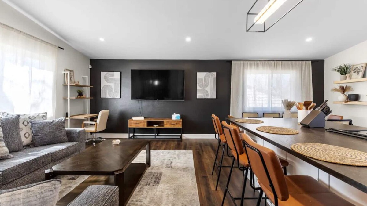 Arvada House | Modern Close to Denver 4bdr Home-Great for groups