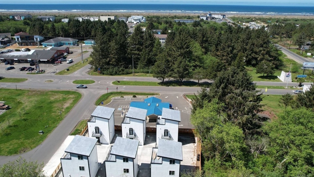 Ocean Shores House | Modern Coastal Getaways # 3 ~Brand New in Downtown Ocean Shores~