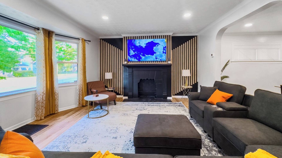 Cleveland House | Modern Comfort Near Clinic & Downtown, King Bed!