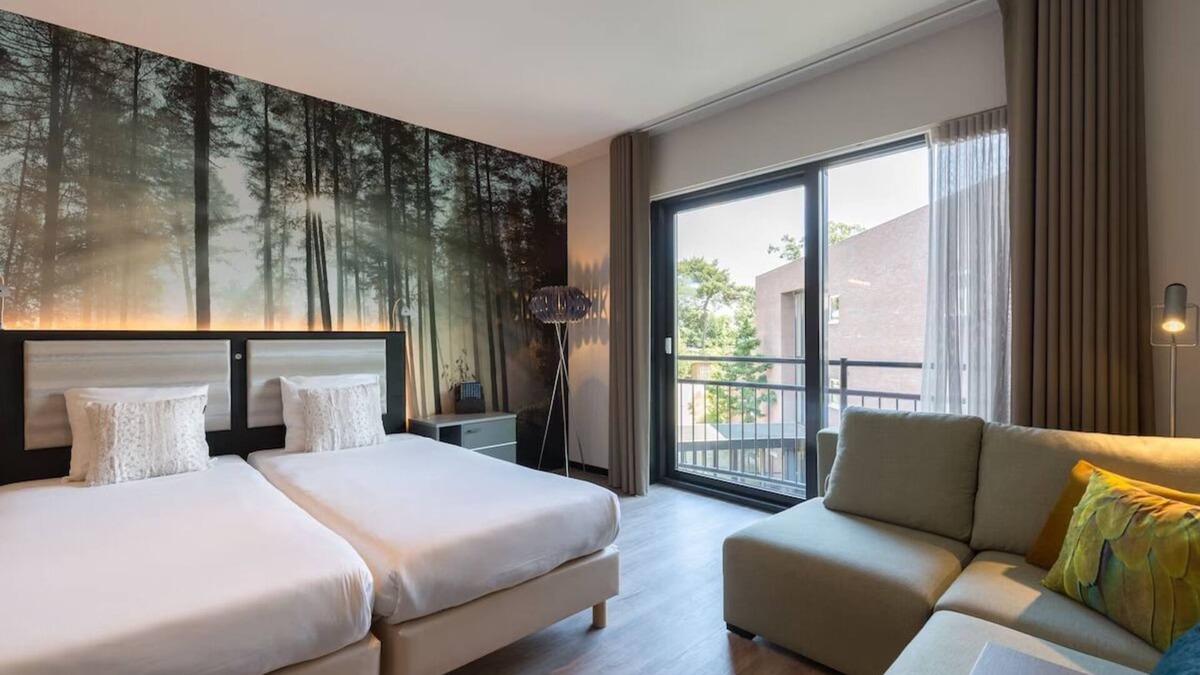 Leende Hotel | Modern Comfort Close to the City! Indoor Pool and Onsite Dining!