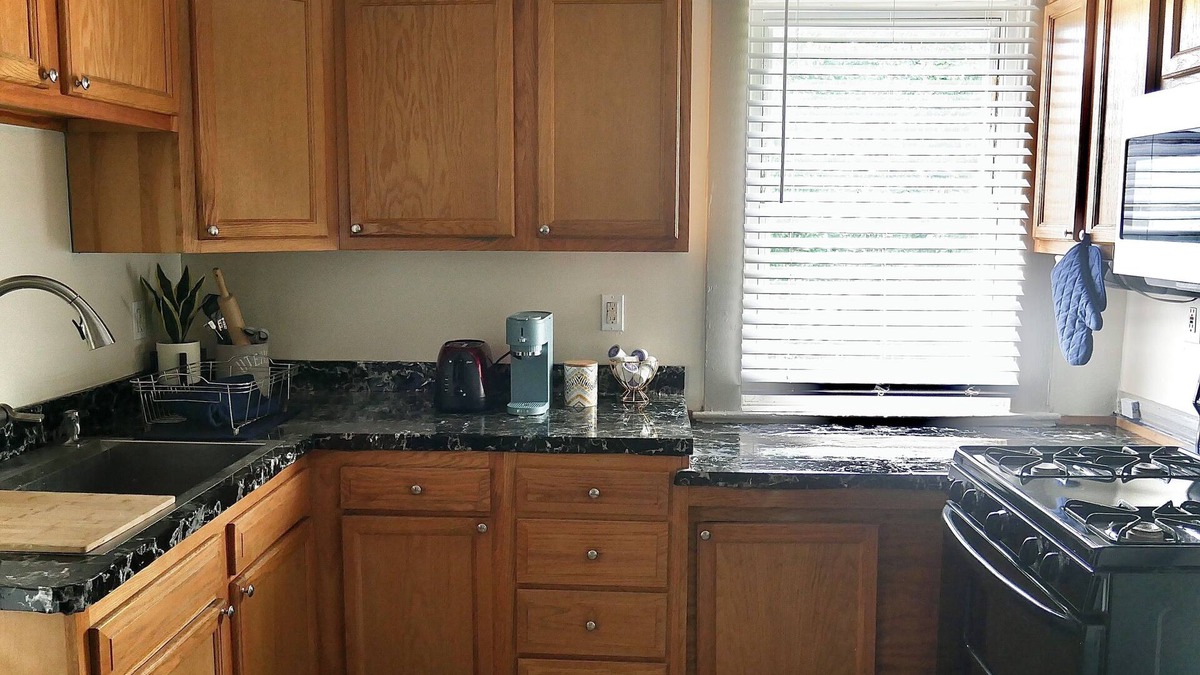 Detroit - Shoreway Apartment | Modern Comfort in a Hip Neighborhood